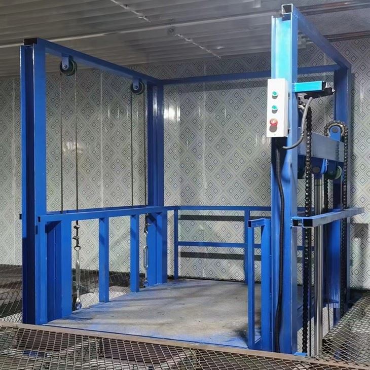 Hidraulično teretno dizalo na tračnici